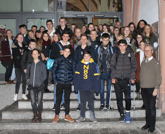 Empfang im historischen Rathaus: Erster Stadtbeigeordneter Gerd Frink mit der Schülergruppe des Collége du Belley und ihren Gastgebern vom Landesmusikgymnasium Rheinland-Pfalz.