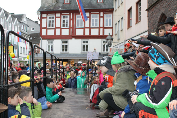  Die Kinder machten sich bereit für ihren großen Auftritt auf der Bühne.