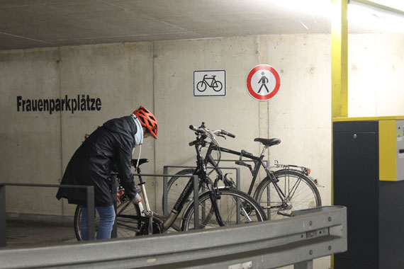 Überdacht und überwacht: Einige der neuen Fahrradständer wurden in der Tiefgarage am ICE-Bahnhof installiert. 