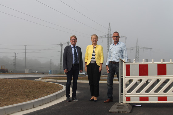 Fertig: Stadtbürgermeisterin Gabi Wieland, Projektleiter Thomas Marx (r.) und der Planungsingenieur Alexander Hübinger besichtigten die neue Parkfläche am ICE-Bahnhof bevor diese für den allgemeinen Verkehr freigegeben wurde.