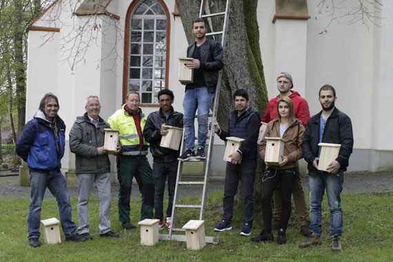 Auf dem Hauptfriedhof nahm Gerd Frink (2.v.l.) die Nistkästen vom Juwel-Team unter der Leitung von Uwe Chlebowski (l.) entgegen. Christoph Kunoth (3.v.l.) vom städtischen Bauhof wird sie in Kürze montieren. 