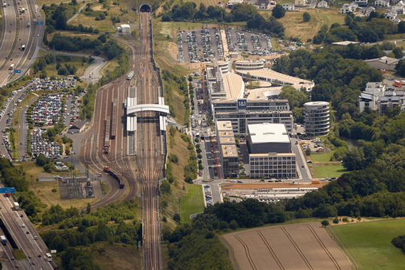 Wo vor 25 Jahren noch eine große grüne Wiese zwischen der A3 und dem Stadtkern von Montabaur war, bilden heute der ICE-Bahnhof, der ICE-Park und das Aubachviertel eine städtebauliche Brücke. (Bild: Thomas Frey im Juli 2015)