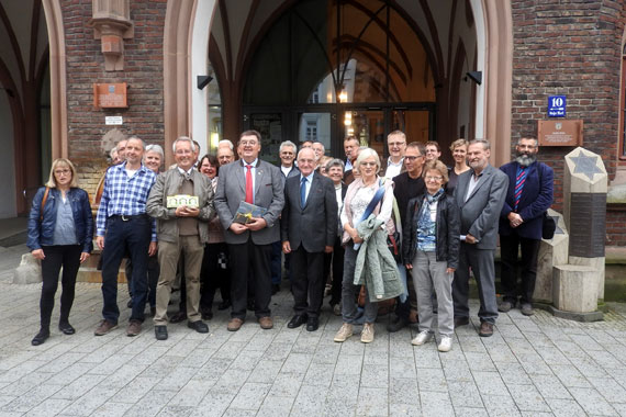 Im historischen Rathaus empfing der Erste Stadtbeigeordnete Gerd Frink (Mitte links) Imkerpräsident Peter Maske (Mitte rechts) sowie die Vertreter der Landesverbände, die zum 67. Deutschen Imkertag nach Montabaur gekommen waren. (Bild: Stadt Montabaur)