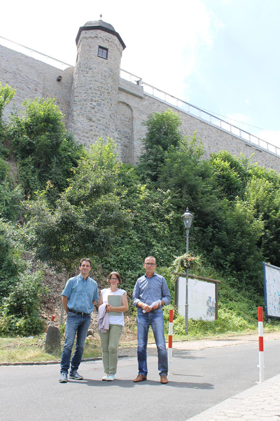 Vom Sauertal her hat man einen guten Blick auf die frisch sanierte Stadtmauer. Die Sanierung wurde koordiniert von (v.l.) Bauleiter Gaspare Marsala vom Büro Schwab & Lemke, sowie von Petra Pöritzsch-Jonas und Thomas Marx von der Gebäudeverwaltung der VG Montabaur. 