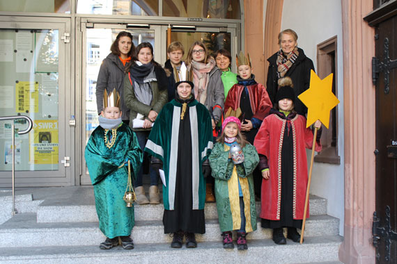 Stadtbürgermeisterin Gabi Wieland (rechts) freute sich über den Segen der Sternsinger. 