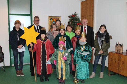 Bürgermeister Edmund Schaaf (rechts) und Erster Beigeordneter Andree Stein (links) hießen die Sternsinger der Kirchengemeinde St. Peter in Ketten im Rathaus willkommen.