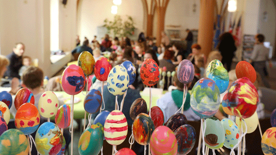 Rund 500 Kunststoff-Eier wurden von vielen fleißigen Händen mit Acrylfarbe und Pinsel bunt bemalt. 