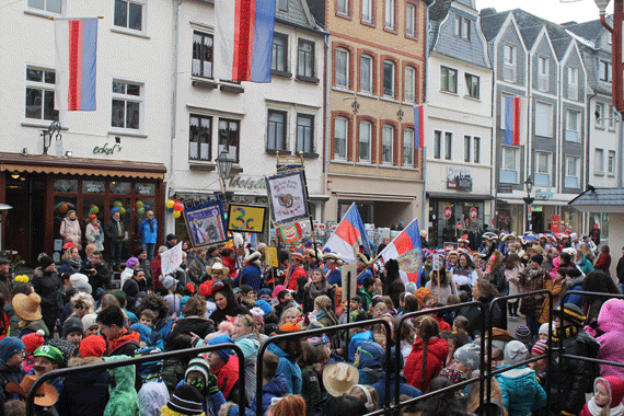 Schnell füllte sich der Große Markt mit bunt verkleideten Zuschauern.