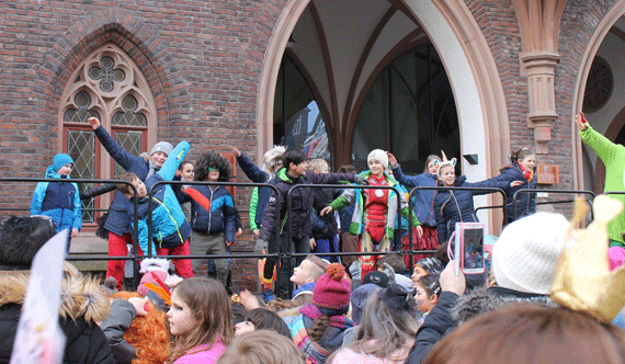 Gemeinsam mit den Zuschauern tanzten die Kinder zum „Fliegerlied“.