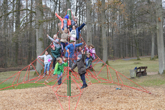 Die Schüler der Waldschule in Horressen testeten das neue Klettergerüst auf dem Waldspielplatz. Ihr Urteil: Voll cool! (Bild: Ingrid Ferdinand)