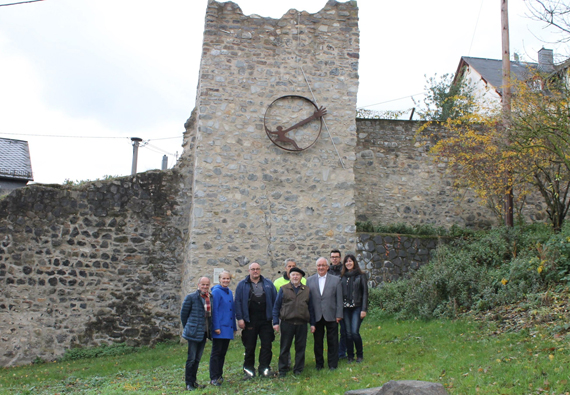 Das gestiftete Kunstwerk von Klaus Winter „Griff über die Grenzen“ hat seinen Platz an der Stadtmauer in der Hospitalstraße gefunden. Bei der Einweihung dabei waren v.l.n.r.: Josef Schüller (City-Manager), Stadtbürgermeisterin Gabi Wieland, Jörg Klinger (städt. Bauhof), Werner Pehl (städt. Bauhof), Klaus Winter (Künstler), Pfarrer Heinz-Walter Barthenheier, Markus Kuch (Organisatorische Steuerung städtischer Bauhof) und Monika Decker (Stadtmarketing).