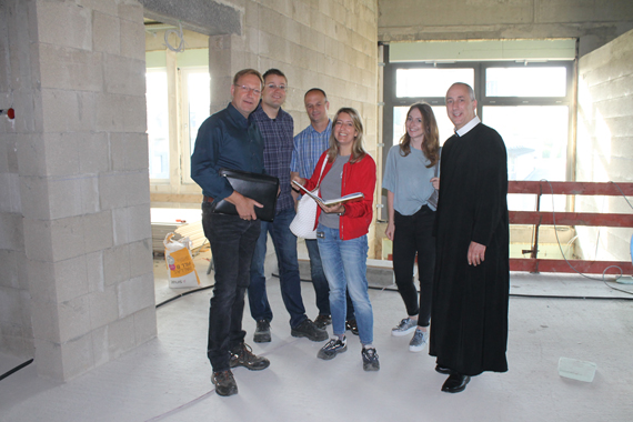 Es geht geschäftig zu auf der Baustelle der neuen Kita an der Peterstorstraße. Zu einem Rundgang haben sich getroffen (v.l.) Andreas Will, Fachingenieur für Gebäudetechnik, Sascha Schmidt und Markus Felsing von der VG-Gebäudeverwaltung, Bauleiterin Eva Göttert vom Architekturbüro Simon, die künftige Kita-Leiterin Katharina Lörsch und Bruder Matthias Kollecker vom Katholischen Klinikum. 