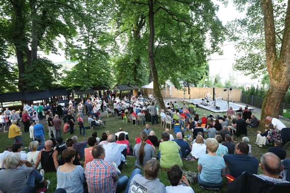Open-Air Konzert mit „Graceland“ auf der Bühne im Gebück