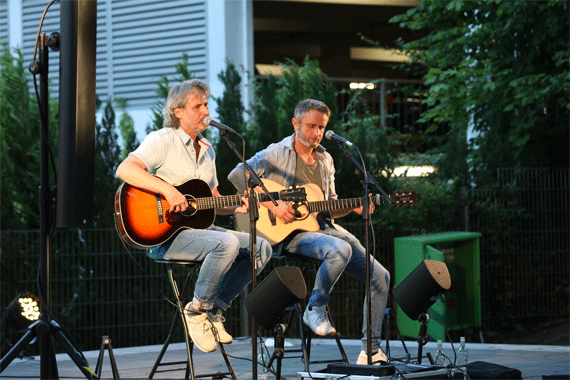 Open-Air Konzert mit „Graceland“ auf der Bühne im Gebück