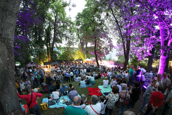 Open-Air Konzert mit „Graceland“ auf der Bühne im Gebück