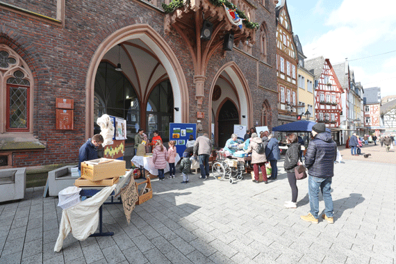 Am Samstag lud der Bürgerverein zu einem Naturtag in die Innenstadt ein. Mit dabei waren der NABU, der Imkerverein Montabaur, die Bienen-AG der Joseph-Kehrein-Schule sowie die Initiative „Börse für Gartenüberschüsse“.