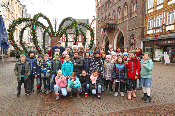 Sie gaben dem Osterbrunnen den letzten Schliff: Schüler der Joseph-Kehrein-Schule kamen zum Osterbrunnen und dekorierten ihn liebevoll mit selbst bemalten Eiern.