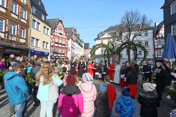 „Wasser ist Leben“. Diesem Leitsatz folgend segnete die beiden Pfarrer Barthenheier und Dekan Weik den Osterbrunnen auf dem Großen Markt. (Bilder: Olaf Nitz)