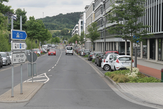 Im Zuge der neuen Gebührenordnung werden künftig auch entlang der Bahnallee Parkgebühren fällig. Es werden Parkscheinautomaten aufgestellt. Die Parkdauer beträgt dann maximal vier Stunden. 