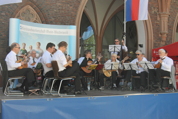 Das Mandolinenorchester Unterhausen spielte zum Auftakt auf dem Großen Markt.