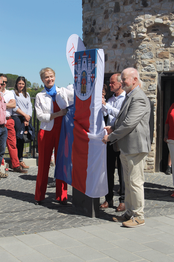 Ein feierlicher Moment: Stadtbürgermeisterin Gabi Wieland und Altbürgermeister Dr. Paul Possel-Dölken vom Historischen Stammtisch enthüllten eine Stele auf dem Karoline-Kahn-Platz. Die Stele informiert über das einstige jüdische Leben in Montabaur, über die Judengasse und die Stadtmauer. 
