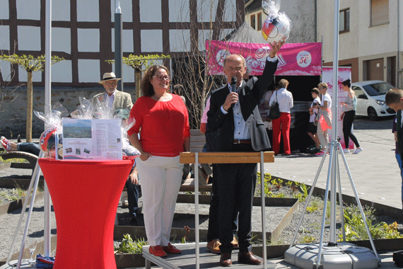 Zum Ersten, zum Zweiten und zum Dritten: Sabine Krohmann vom Westerwald Reisebüro und City.Manager Josef Schüler versteigerten Fußball-Raritäten, z.B. Fußbälle mit den Original-Unterschriften einiger Weltmeister von 1954, 1974, 1990 und 2014. Der Erlös kommt der Stiftung Fly & Help zugute, die damit eine Schule in Ruanda ausstattet. Das Westerwald Reisebüro unterstützt die Stiftung mit dieser Aktion.