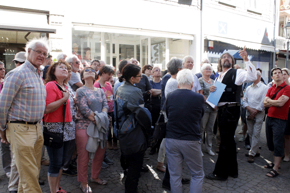 Städtebauförderung heißt in Montabaur meist Altbausanierung. Thomas Becker, Zimmerer für Restaurierungsarbeiten, erklärte am Beispiel Kleiner Markt wie man bei der fachgerechten Sanierung alter Fachwerkhäuser vorgeht. 