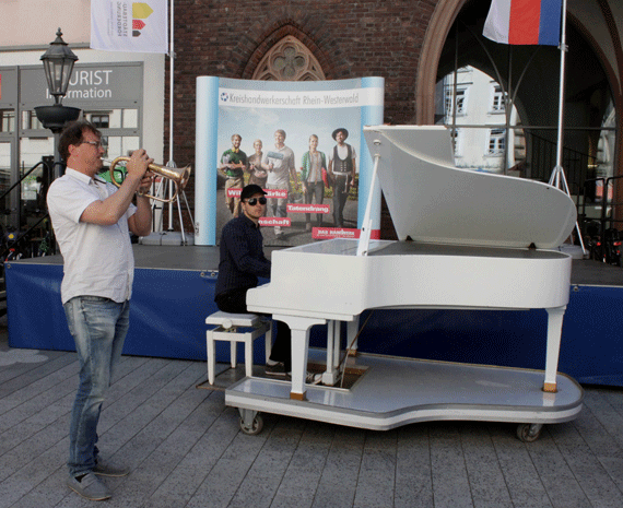 Romantische Melodien erfüllten den Großen Markt als die Musiker „Ars.brass“ mit ihrem rollenden weißen Piano und ihrer Trompete vor dem historischen Rathaus anhielten.