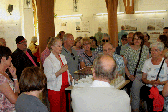 Auch der geplante Neubau des Verbandsgemeindehauses ist ein städtebauliches Thema. In der Ausstellung zum Architektenwettbewerb in der Bürgerhalle herrschte reger Andrang. Stadtbürgermeisterin Gabi Wieland erläuterte den Gewinner-Entwurf anhand des Stadtmodells. 