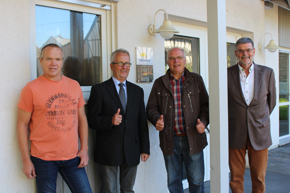 Freuen sich über den neuen WLAN-Punkt für das Dorfgemeindehau in Montabaur-Ettersdorf (v.l.n.r.): Volker Stendebach, Vertreter der Netzgesellschaft, Gerd Frink, Erster Beigeordneter der Stadt Montabaur, Karl Ortseifen, Ortsvorsteher von Ettersdorf, Ulrich Botsch, Kommunalbetreuer der evm.(Foto: evm) 