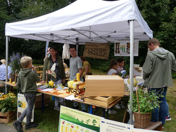 Die Bienen-AG der Joseph-Kehrein-Schule stellte zusammen mit dem Imkerverein Montabaur ihre Aktivitäten vor