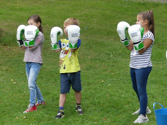 Am Stand von „Boxen macht Schule“: Ausprobieren der Grundtechniken des Boxens