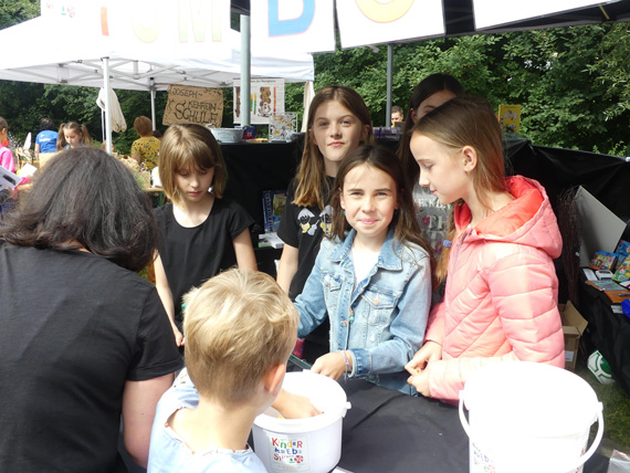 Die Helfertruppe des Mons-Tabor-Gynmasiums verkaufte fleißig Lose. Sie hatte 300 Preise für die Tombola zu Gunsten der Kinderkrebshilfe in Bonn gesammelt.