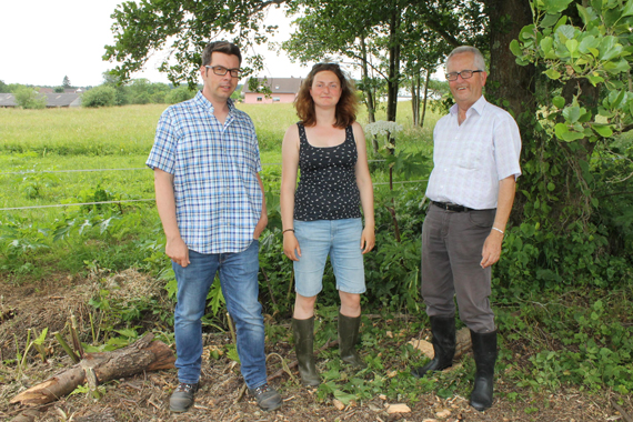 Der Erste Stadtbeigeordnete Gerd Frink (1.v.r.) und Frederike Arnold (2.v.r.) und Markus Kuch (3.v.r.) von der Grünflächenverwaltung haben sich vor Ort ein Bild gemacht.