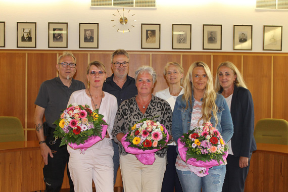 Herzlichen Glückwunsch den Jubilarinnen Susanne Quast (2.v.l.), Angelika Kespe (4.v.l.) und Sandra Spröde (6.v.l.). Es gratulierten ganz herzlich v.l.n.r.: Reiner Henritzi (Personalrat Stadt), Guido Göbel (Fachbereichsleiter Bildung, Soziales, Generationen und Kultur, Stadtbürgermeisterin Gabi Wieland, Andrea Fuß (Leiterin Kita Himmelfeld).