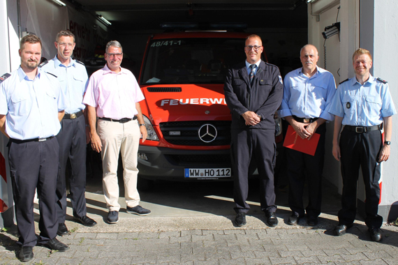 Andree Stein (3.v.l.), Erster Beigeordneter und Brandschutzdezernent der Verbandsgemeinde Montabaur, Wehrleiter Jens Weinriefer (2.v.l.), Löschgruppenführer Sebastian Decker (r.) sowie Carsten Stach (l.), Wehrführer in Montabaur.
