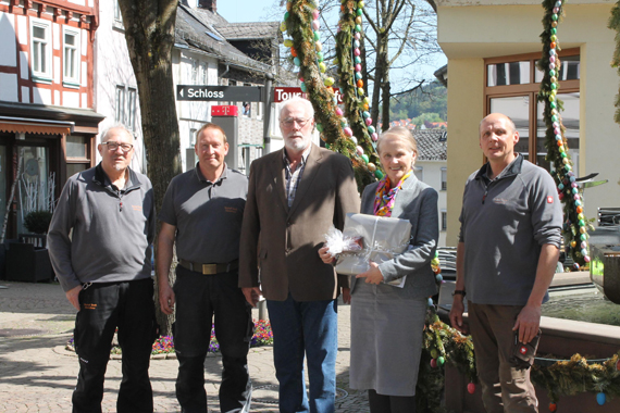 Otmar Beuler (Mitte) wurde in einer kleinen Feierstunde verabschiedet. Ihre besten Wünsche gaben mit auf den Weg (v.l.n.r.): Reiner Henritzi (Personalrat Stadt), Christof Kunoth (Vorarbeiter Bauhof), Stadtbürgermeisterin Gabi Wieland und Christoph Kuhl (Leiter Bauhof).