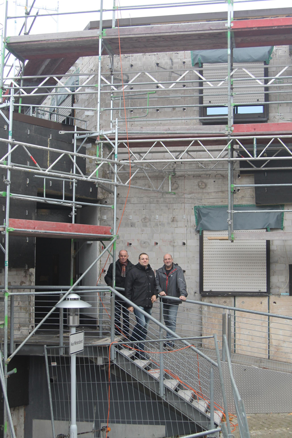 Zug um Zug wird die Fassade der Stadthalle in Montabaur saniert. Am Projekt arbeiten mit (v.l.) City-Manager Josef Schüller, Sascha Schmidt von der Verbandsgemeinde Montabaur und Architekt Konstantin Hartenstein.
