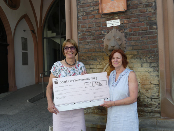 Von links:  Stadträtin Dr. Dorothea Behme-Wechsung bei der Spendenübergabe an die Vorsitzende der Deutsch-Französischen Gesellschaft Montabaur, Christa Graf.