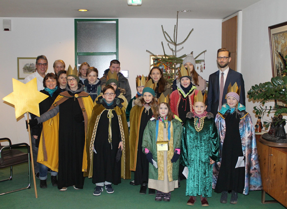 Bürgermeister Ulrich Richter-Hopprich (hinten, 1.v.r.) Erster Beigeordneter Andree Stein (hinten, 1.v.l.) und Stadtbürgermeisterin Gabi Wieland (hinten, 2.v.l.) hießen die Sternsinger der Kirchengemeinde St. Peter in Ketten im Rathaus willkommen und freuten sich über deren Segen.