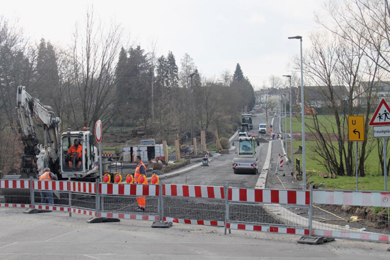 Die Albertstraße in Montabaur wird zwischen Fröschpfortstraße und Eifelstraße von Grund auf erneuert. Für die abschließenden Asphaltarbeiten ist es notwendig, auch den oberen Bereich Kreuzung Jahnstraße/Barbarastraße/Eifelstraße/Taunusstraße vom 23.03.2020, 13.00 Uhr bis 30.03.2020, 13.00 Uhr für den kompletten Verkehr zu sperren.