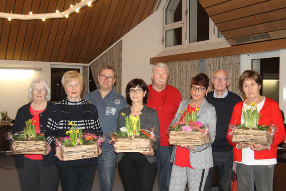 Ein Dankeschön an die Arbeitsgruppe Adventskalender für 15 Jahre ehrenamtliche Arbeit ging aus dem Stadtrat an (v.l.) Heidi Weber, Rosemarie Paffhausen, Andreas Christmann, Judith Haberstock, Rainer Weber, Petra Jonas-Müller, Rudi Paffhausen und Carla Thiede.