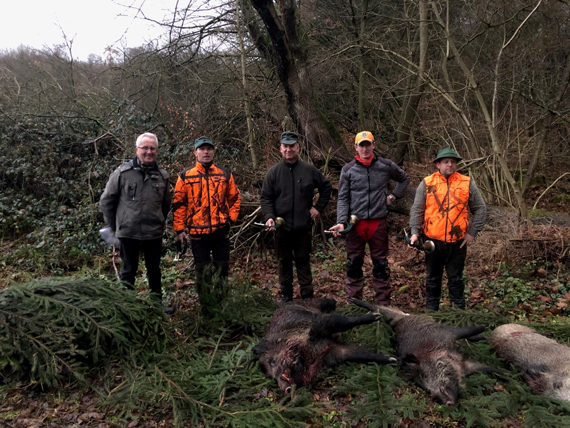 Am Ende einer erfolgreichen Jagd auf der Montabaurer Höhe: (v.l.) Der Erste Stadtbeigeordneter Gerd Frink, Forstrevierleiter Steffen Koch sowie die Jagdhornbläser.