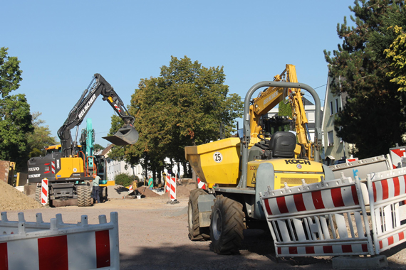 So sieht der Kreuzungsbereich in diesen Tagen aus: Bagger, Erdhaufen und Absperrungen prägen das Bild. Die Arbeiten für den neuen Kreisel kommen gut voran. (Quelle: Verbandsgemeinde Montabaur)