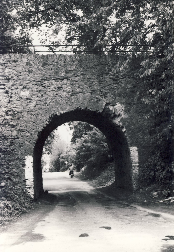 So sah die Kreuzung oben am Fürstenweg vor rund 70 Jahren aus: Auf der so genannten „Neuen Brücke“ verliefen Albertstraße und Fürstenweg, darunter die Elgendorfer Straße. Das Bild entstand um 1955. (Quelle: Stadtarchiv Montabaur)