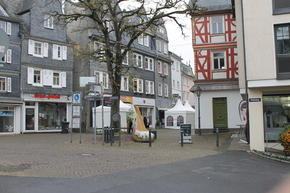 Am Kleinen Markt in Montabaur werden versenkbare Poller eingebaut. Der Bereich ist deshalb ab 16. November 2020 für Fahrzeuge gesperrt.