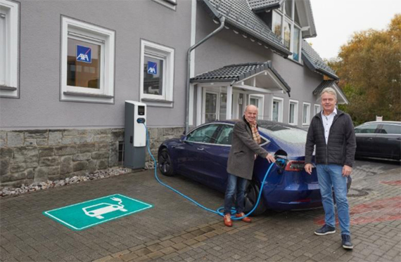 City Manager Josef Schüller und Walter Piroth beim Laden eines E-Autos City Manager Josef Schüller und Walter Piroth beim Laden eines E-Autos