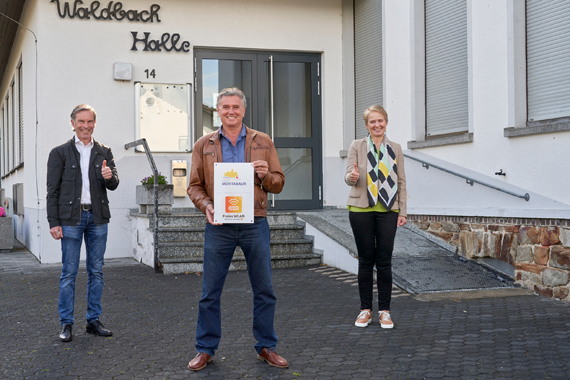 Freuen sich über den neuen WLAN-Punkt: evm-Kommunalbetreuer Norbert Rausch, Joachim Gerlach, Ortvorsteher des Stadtteiles Eschelbach und Stadtbürgermeisterin Gabriele Wieland.  (Foto: evm/Ditscher)