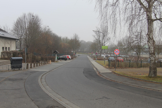 Im Schulzentrum Montabaur wird das Grundstück für den Neubau der Anne-Frank-Realschule plus vorbereitet. Dazu muss ein unterirdischer Bach verlegt werden. Die Arbeiten wurden verschoben und beginnen nunmehr am 29 März an der Von-Bodelschwingh-Straße unterhalb des Eingangs zum Stadion.
