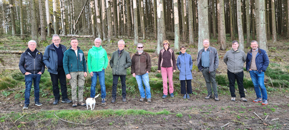 Das Gruppenbild zeigt Mitglieder des Umwelt- sowie des Haupt- und Finanzausschusses aus  dem Stadtrat Montabaur sowie den Revierleiter Steffen Koch und den Ersten Beigeordneten der Stadt Gerd Frink. (Bildquelle: Stadt Montabaur / L. Koivuluoma)
